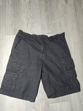 Airwalk Mens 34 Black Cargo Shorts Y2K Skater Skateboarding. Lightly Textured.